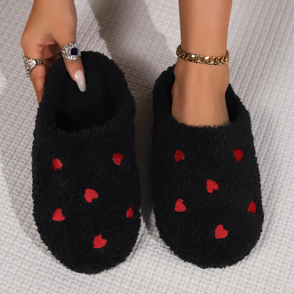"Winter Women's Wear" Heart-Shaped Slippers